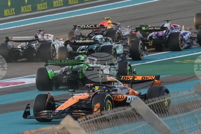 Световният шампион във Формула 1 Макс Ферстапен се извини на Оскар Пиастри за сблъсъка в началото на Гран При на Абу Даби