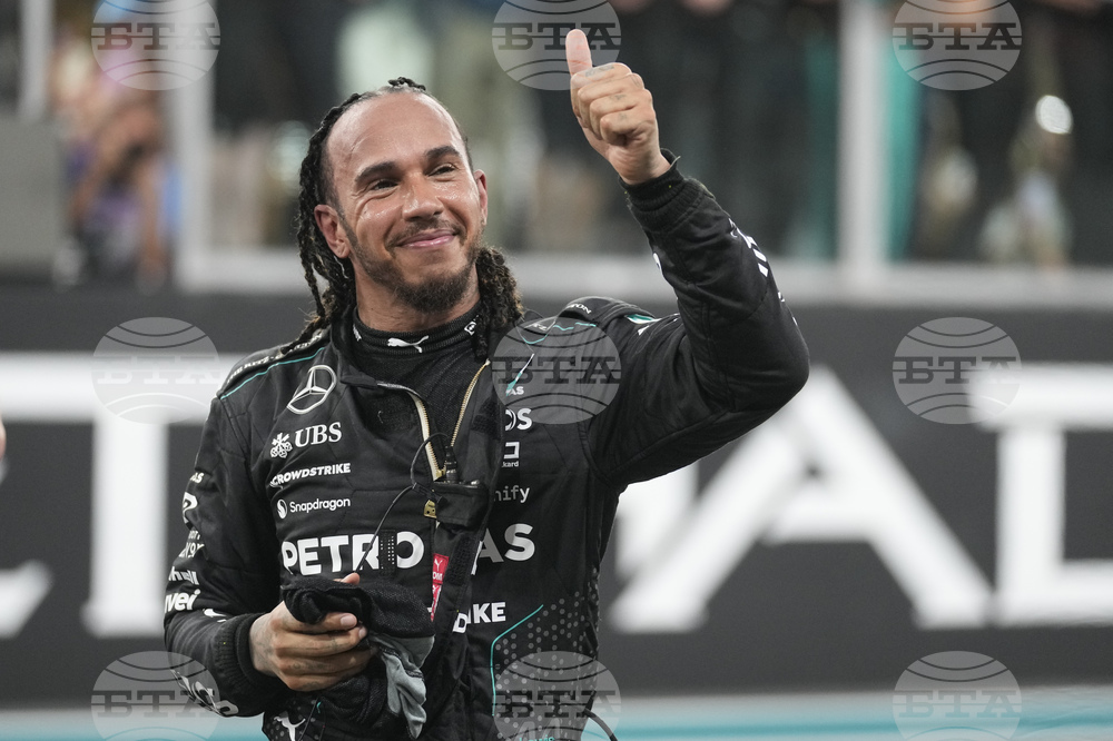 Люис Хамилтън е щастлив след края на последното си състезание в отбора на Мерцедес в шампионата на Формула 1