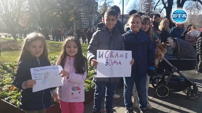 Жители на Плевен се събраха на протест заради проблемите с водоснабдяването