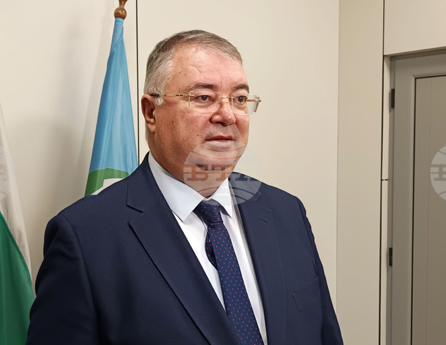 На 19 декември ще бъде отпусната коледната добавка от 100 лв. за най-бедните пенсионери, каза министър Ивайло Иванов