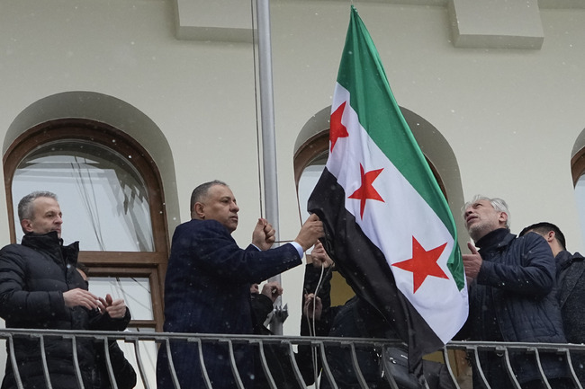Знамето на сирийската опозиция беше издигнато на сградата на посолството на Сирия в Москва