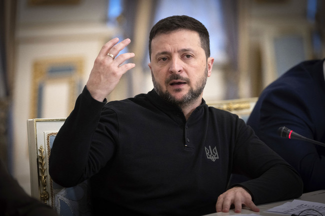 Нормите на НАТО биха могли да се прилагат първоначално само за контролираната от Киев територия на Украйна, заяви Зеленски