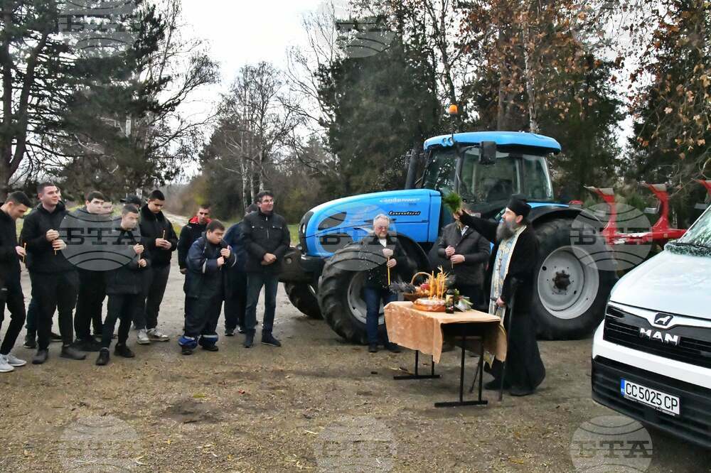 Земеделската гимназия в Силистра се сдоби с нови трактор и автобус