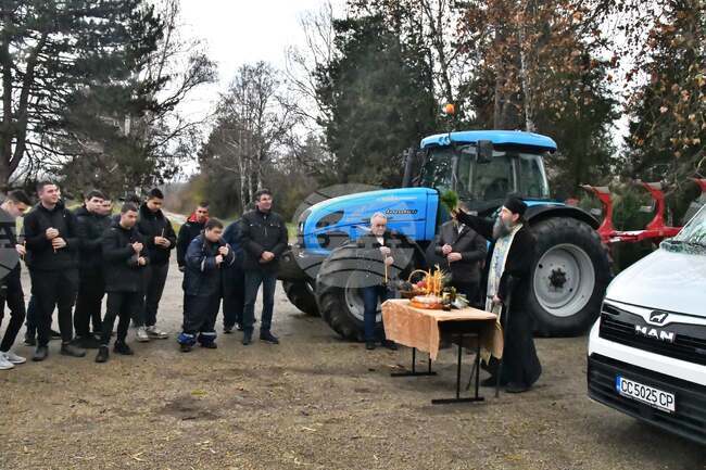 Земеделската гимназия в Силистра се сдоби с нови трактор и автобус