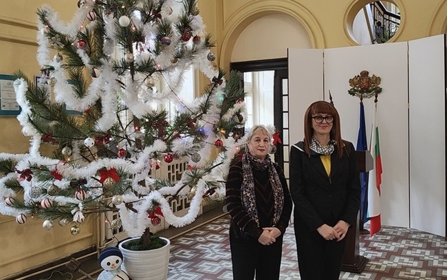 Областният управител на Бургас откри благотворителната кампания "Елха на доброто“