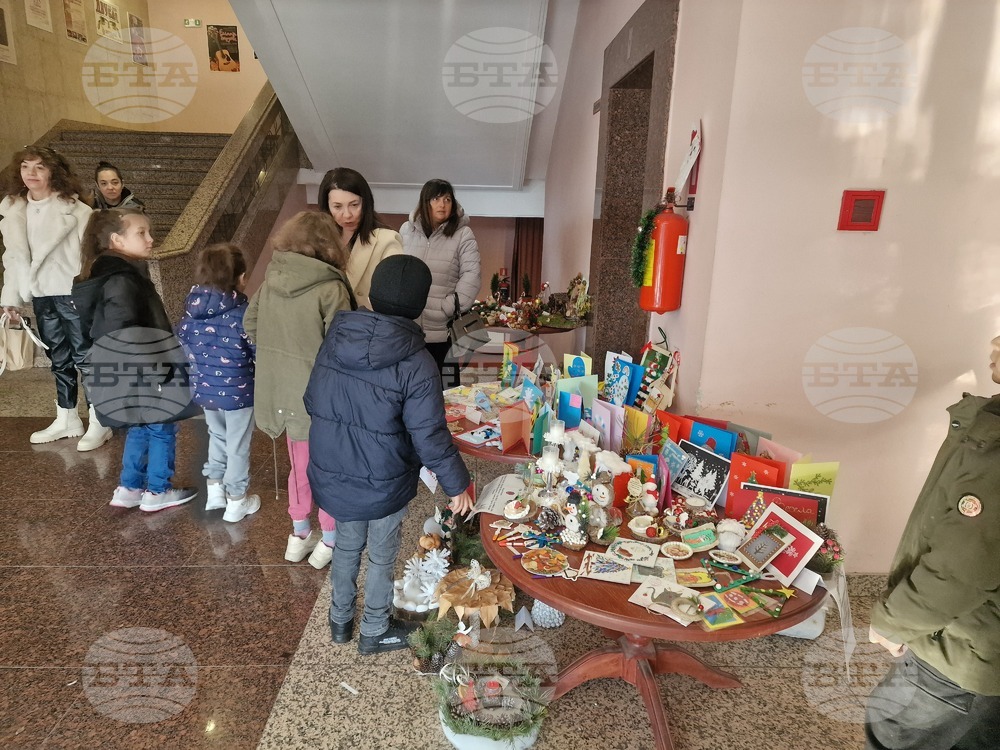 Деца от Разградска област изработиха коледни сувенири за благотворителна кауза