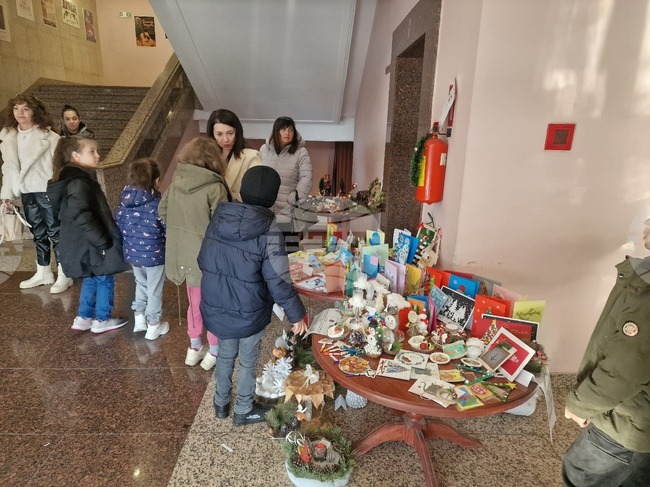 Деца от Разградска област изработиха коледни сувенири за благотворителна кауза