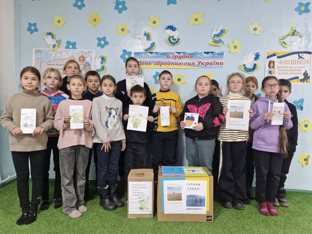 Ученици и учители от Бесарабската община в Болградски район подготвиха подаръци за украинските войници