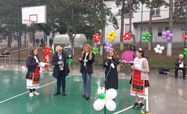 Община Плевен: Откриха реконструираните по национална програма спортни игрища в училището в село Търнене