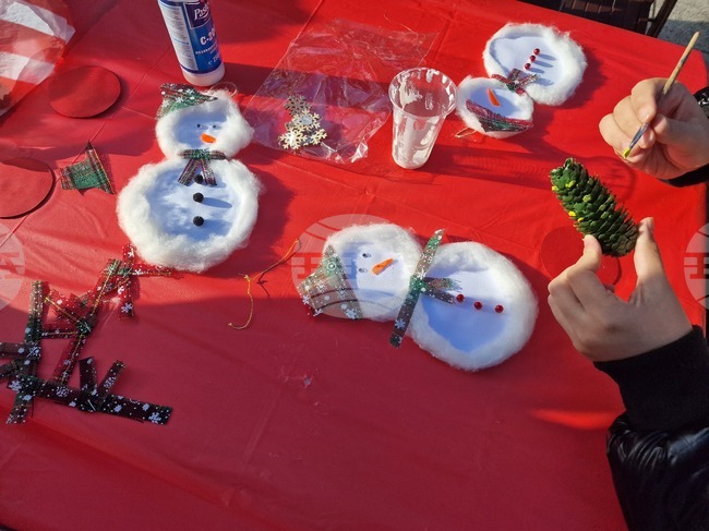 Деца и младежи твориха в коледна работилничка на открито в Разград