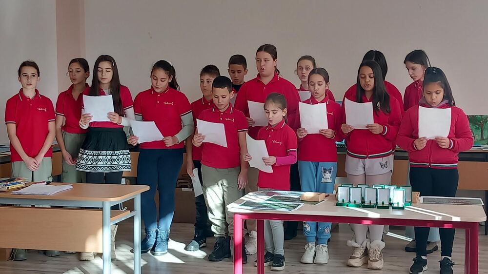 Община Стара Загора: Зам.-кметът Павлина Делчева награди деца, пресъздали с хартия и шишарки визията си за зелена Стара Загора