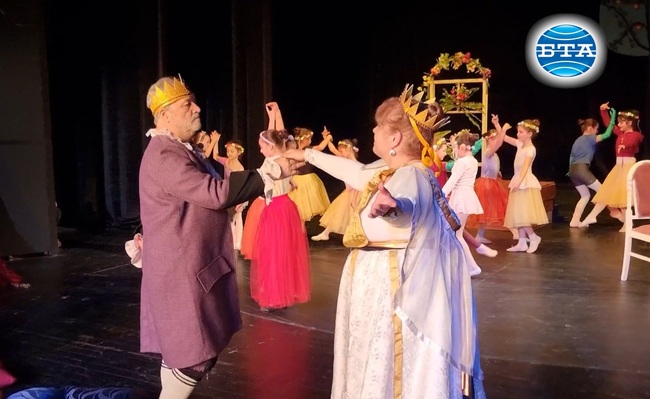 Детският спектакъл „Цветята на малката Ида“ е първото премиерно заглавие, създадено между театъра и Обединения детски комплекс в Перник