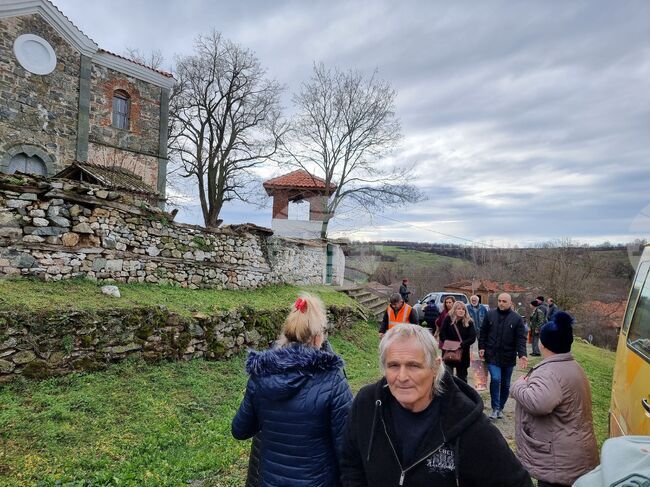 Сливенският митрополит Арсений предаде на пострадалите от пожарите във Воден и Крайново дарения, събрани от миряни в епархията
