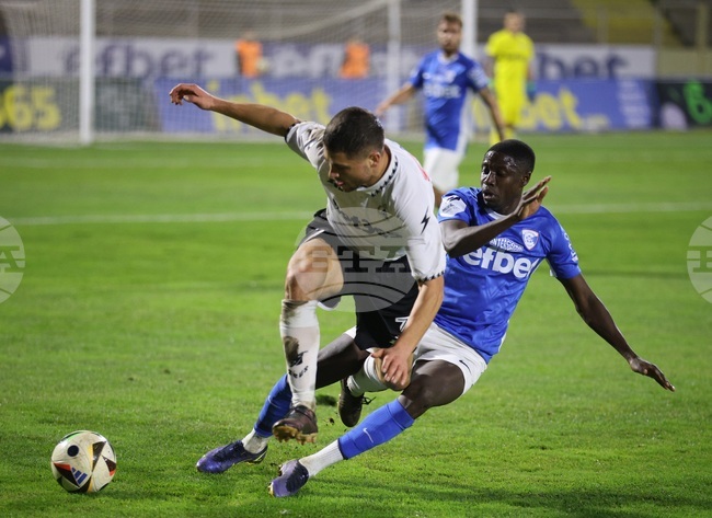 Славия победи като гост Спартак 1918 Варна, столичният тим завърши мача с 10 души