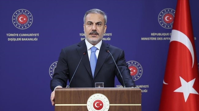 АА: Турция е готова да подкрепи преходния период в Сирия, заяви турският външен министър