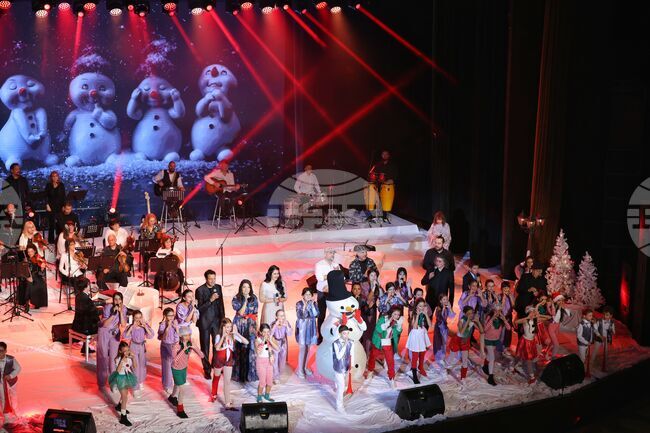 Със спектакъла "Песента на Коледа" Стефан Диомов накара в Бургас да зазвънят коледни звънчета