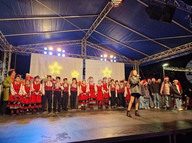 Коледен концерт подариха на разградчани децата от Центъра за работа с деца