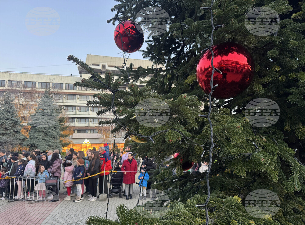 Казанлък - запалване на коледните светлини