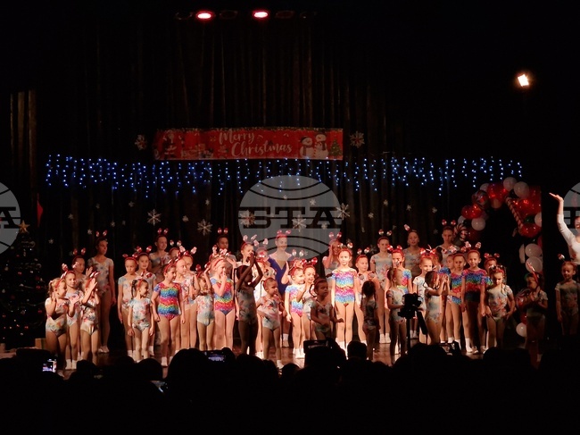 „Приказка за аеробиката“ представиха самоковски възпитаници от спортен клуб по аеробика „Самоков 1“