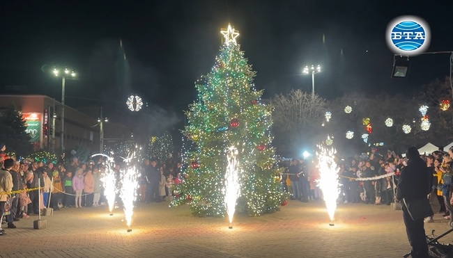 С песни, танци и огнено шоу бяха запалени коледните светлини в Казанлък
