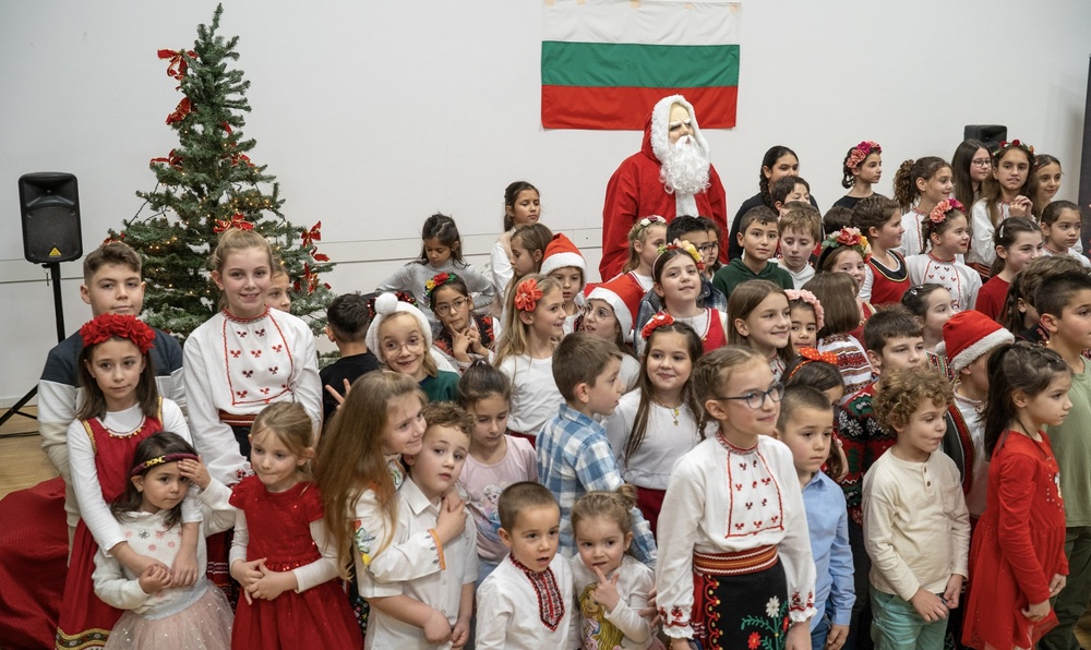 С песни, сценки, викторина и танци учениците от училище „Ян Бибиян” в германския град Мюнстер отпразнуваха наближаващите празници