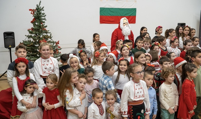 С песни, сценки, викторина и танци учениците от училище „Ян Бибиян” в германския град Мюнстер отпразнуваха наближаващите празници