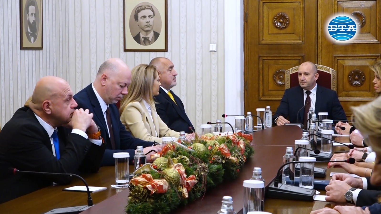 Радвам се, че парламентът започва да работи по същество, каза президентът Радев на срещата с ГЕРБ-СДС