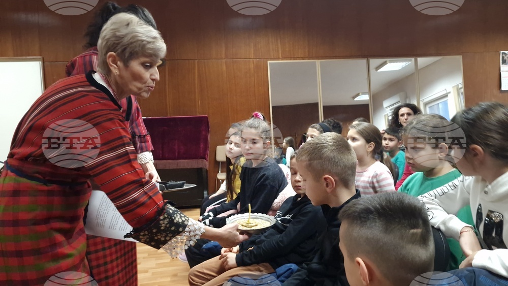 Инициативата „Коледа в музея“ разказва на хасковските ученици за традициите и обредността на празниците през декември