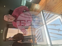 Доц. д-р Деян Рабовянов представя изложбата „Хроники от стомана. Хладно оръжие от българското Средновековие“. Снимки: Ваня Сухарова/БТА