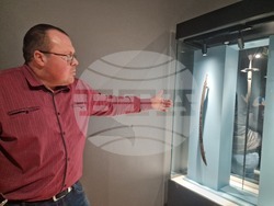 Доц. д-р Деян Рабовянов представя изложбата „Хроники от стомана. Хладно оръжие от българското Средновековие“. Снимки: Ваня Сухарова/БТА