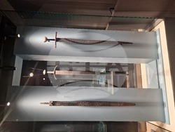 Изложбата „Хроники от стомана. Хладно оръжие от българското Средновековие“. Снимки: Ваня Сухарова/БТА