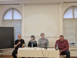 Изложбата „Хроники от стомана. Хладно оръжие от българското Средновековие“. От ляво на дясно: Мирослав Лесичков, гл. ас. д-р Петя Пенкова, гл. ас. Д-р Методи Златков и доц. д-р Деян Рабовянов.  Снимки: Ваня Сухарова/БТА