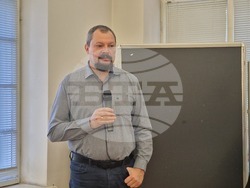 Изложбата „Хроники от стомана. Хладно оръжие от българското Средновековие“. На снимката: Доц. Христо Попов.  Снимки: Ваня Сухарова/БТА