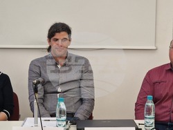 Изложбата „Хроники от стомана. Хладно оръжие от българското Средновековие“. На снимката: гл. ас. Д-р Методи Златков. Снимки: Ваня Сухарова/БТА