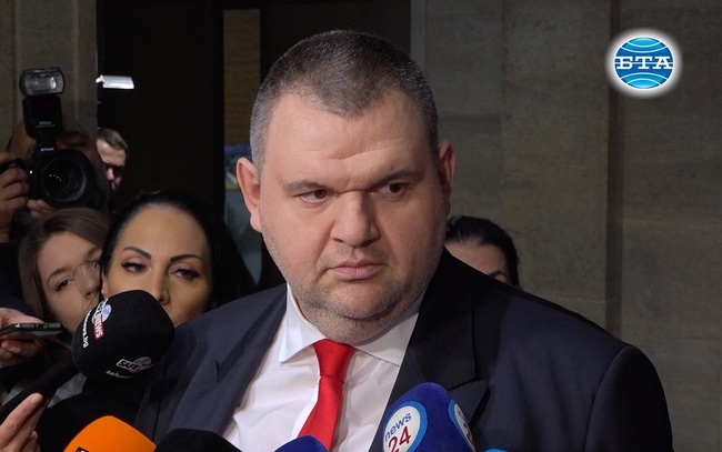 Делян Пеевски заяви, че няма да отиде на консултациите при президента, но групата на „ДПС-Ново начало“ ще се отзове