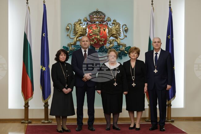 Президентът Румен Радев удостои изявени лекари с орден "Св. св. Кирил и Методий" огърлие за значими заслуги в медицината