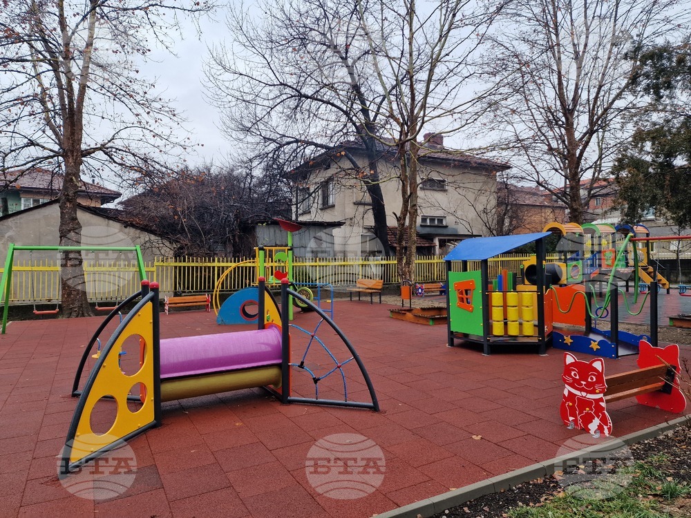 Официално бяха открити четири обновени площадки за игра в детска градина „Здравец“ в Троян
