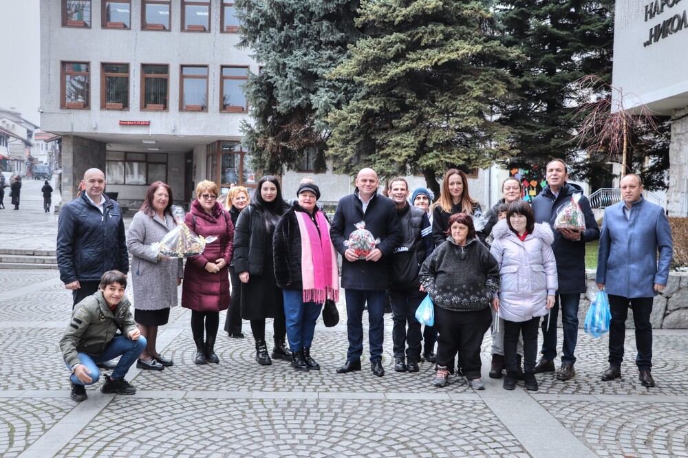 Община Банско: Коледният базар на потребителите на социални услуги създаде празнично настроение