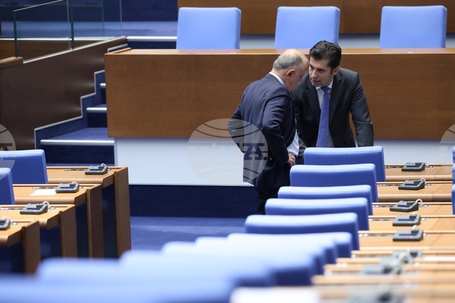 Председателят на парламента Наталия Киселова е уведомила с писмо и.ф. главен прокурор Борислав Сарафов за даденото от Кирил Петков писмено съгласие за сваляне на имунитета