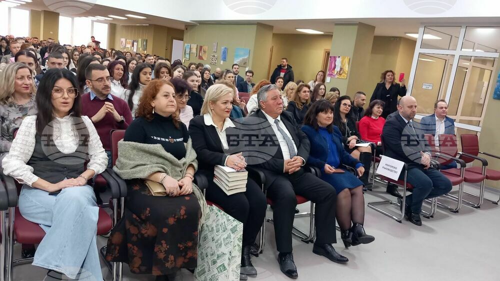 Община Стара Загора: Зам.-кметът на Стара Загора Павлина Делчева награди петима студенти по медицина с успех пълно отличие