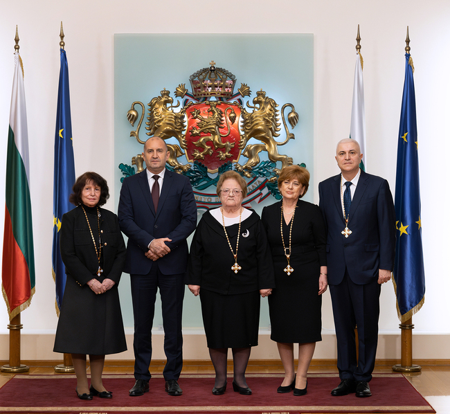 Румен Радев удостои изявени български лекари с орден „Св. св. Кирил и Методий“ огърлие за приноса им в развитието на медицината