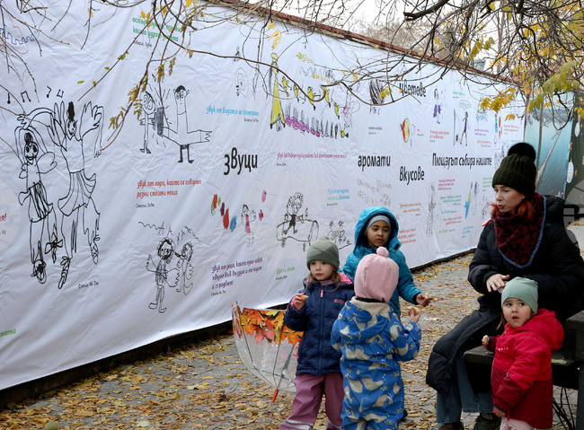 Варненски деца споделят рисунки и мисли за града в изложба на открито