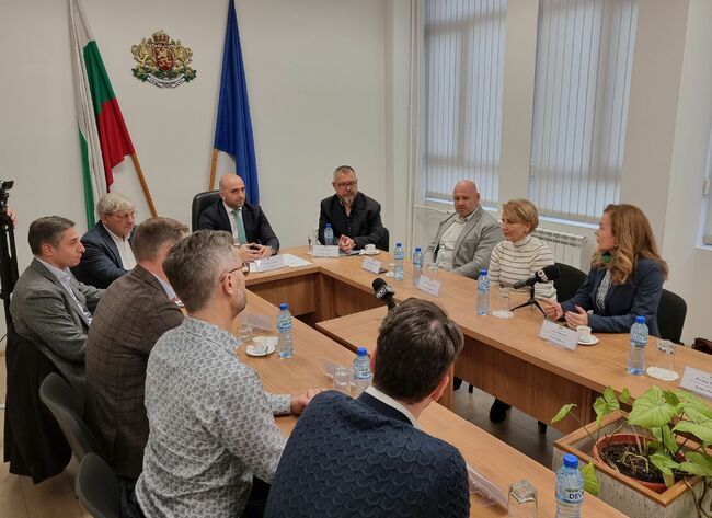 Соларният парк край ямболското село Тенево ще заработи идната пролет, съобщиха от дружеството при среща с областния управител