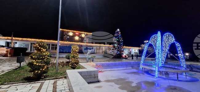 Със запалване на светлините на коледната елха започна празничната програма в Павел баня