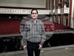 Тенорът Пеньо Пирозов пред БТА, снимка – Даниел Димитров/БТА