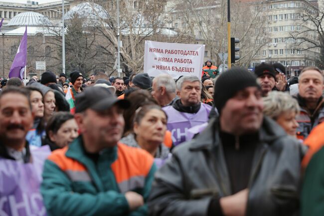 Стотици миньори се събраха на протест пред Министерския съвет срещу предлаганото въвеждане на данък върху добива на подземни богатства