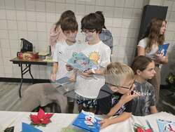 Второкласници от училище „Валери Петров“ в Плевен изпратиха ръчно изработени картички до учениците от училище „Родна реч“ в Сарасота, САЩ