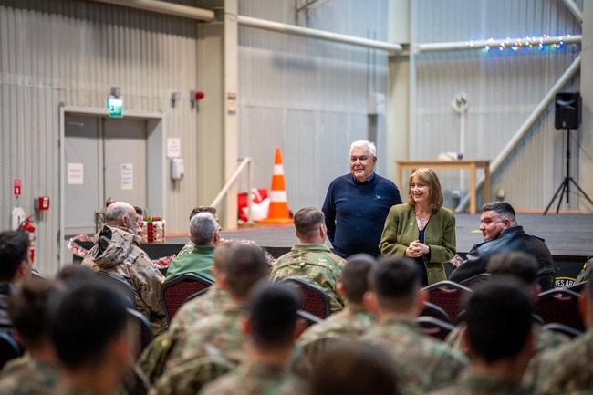Румънският министър на отбраната и посланичката на САЩ в Румъния посетиха военновъздушната база "Михаил Когълничану"