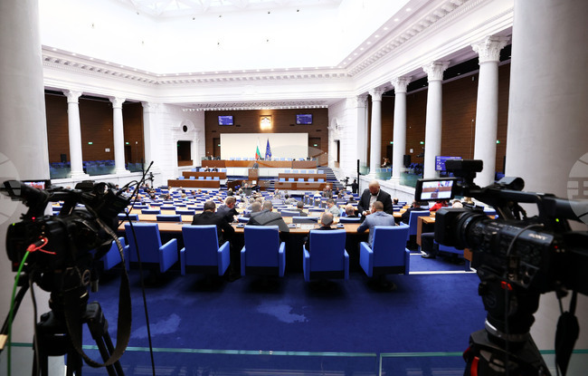 Парламентът прие решение за създаване на Временна комисия за установяване на всички факти и обстоятелства относно проблемите с безводието в страната