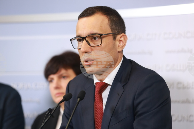  Кметът на София Васил Терзиев поздрави новоизбрания кмет на район "Оборище"